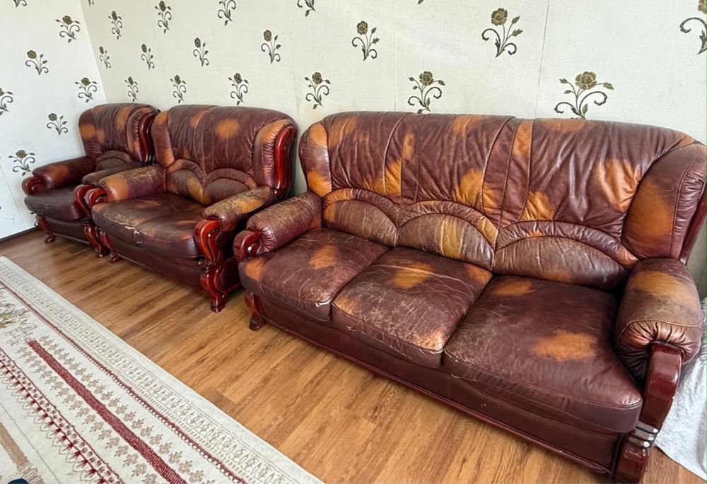Кожанный диван с двумя креслами