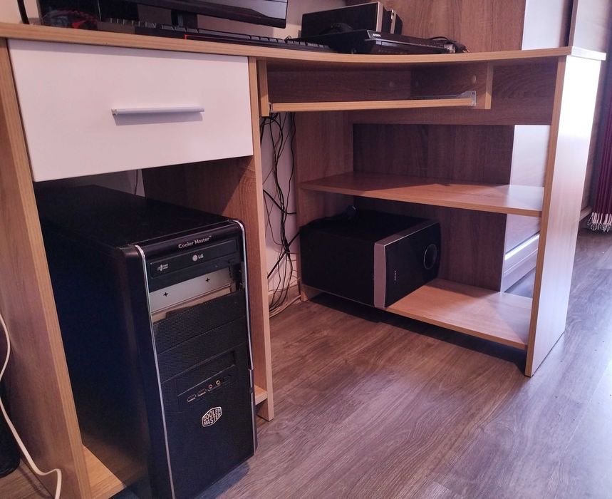 Ъглово компютърно бюро