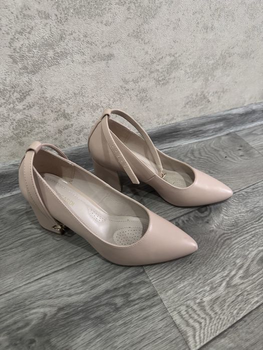 Продам женские туфли