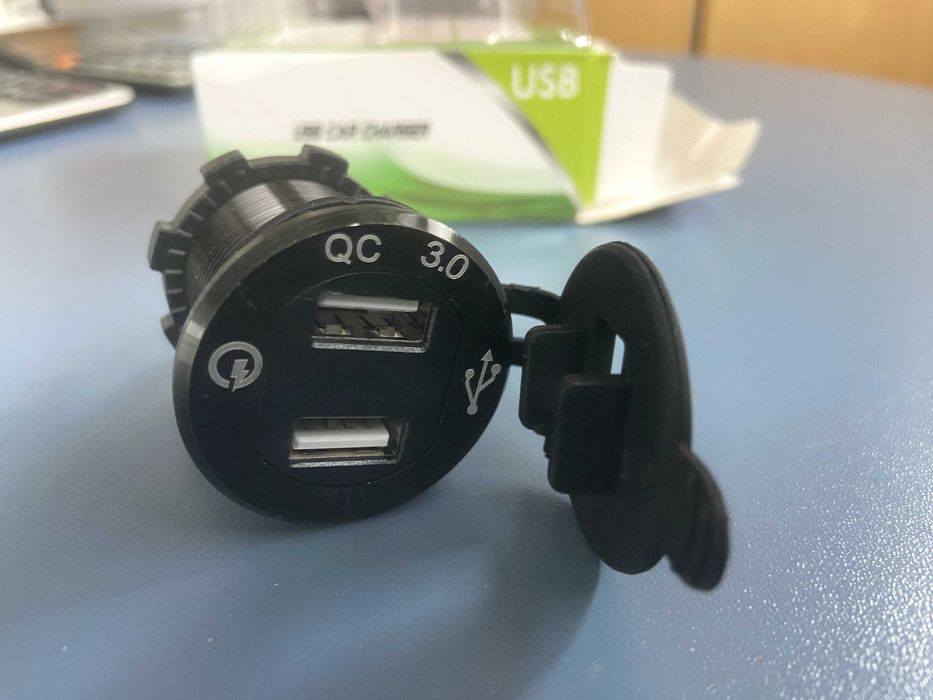 USB зарядно за кола или лодка с волтметър