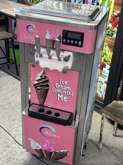 Muzqaymoq aparati sotiladi. Reklama banneri bilan.