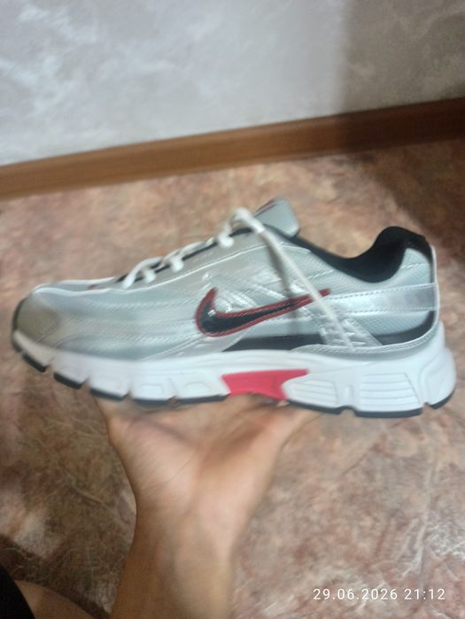 nike initiator metallic silver red