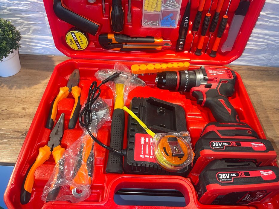 Шуроповерт безщеточный с инструментом