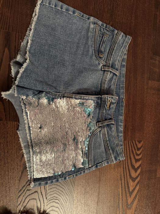 Pantaloni scurți din denim cu paiete – model statement