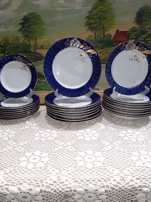 Сервизи за хранене и кафе.