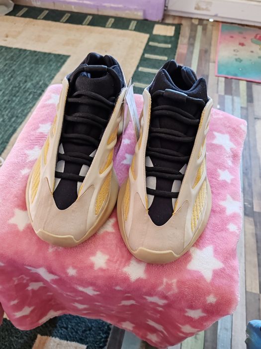 Adidasi  ieezy 700 v3