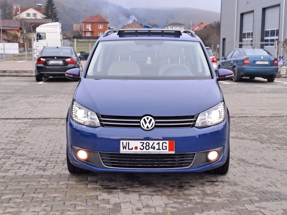 VOLKSWAGEN Touran 2011