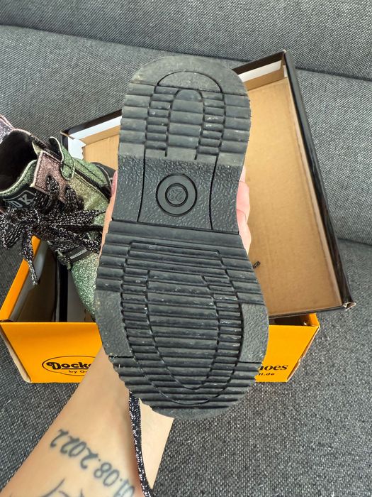 Бебешки играчки , обувки , книжка аудио приказки .