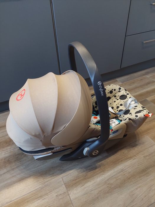 Стол за кола Cybex Cloud Z i-size Karolina Kurkova плюс нов дъждобран