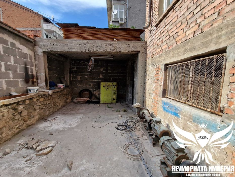 Продавам тристаен 128кв. 1ет. с гараж в гр.Асеновград, широк център