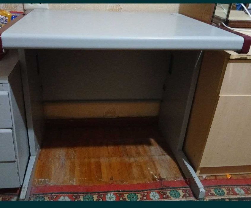 Продам стол железный компьютерный