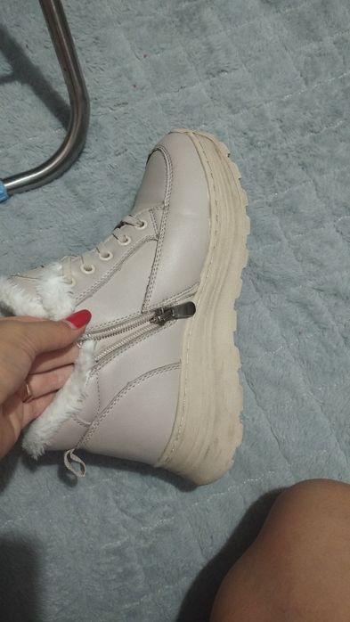 Продам зимние женские кроссовки