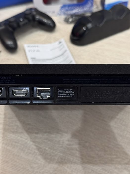 PlayStation 4 Slim 1TB + 2 геймпада