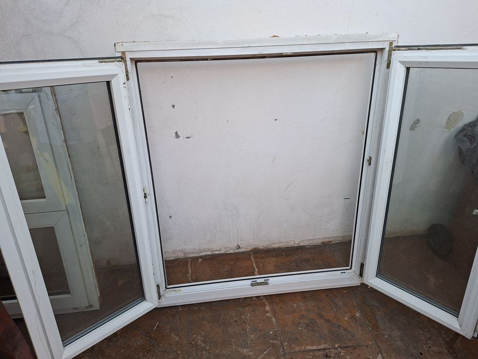 2 geamuri PVC albe, identice – 110 × 130 cm