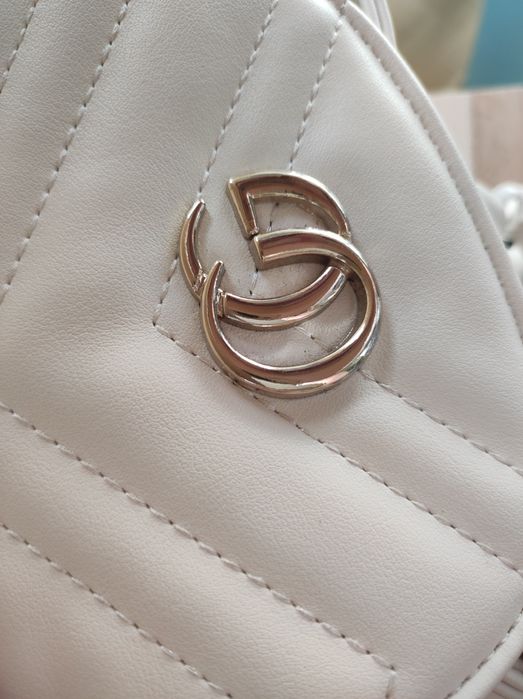 Бежова/Крем малка дамска раница със златни елементи