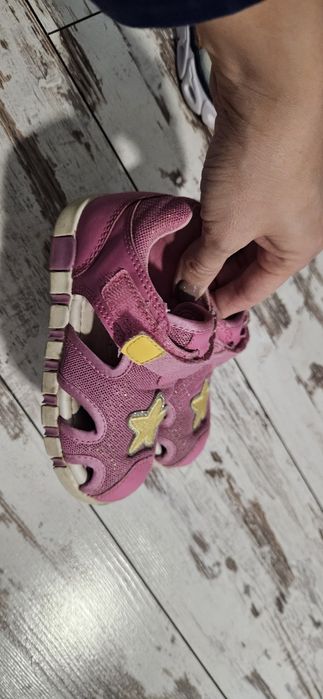 Обувки и сандали за момиче 25 номер