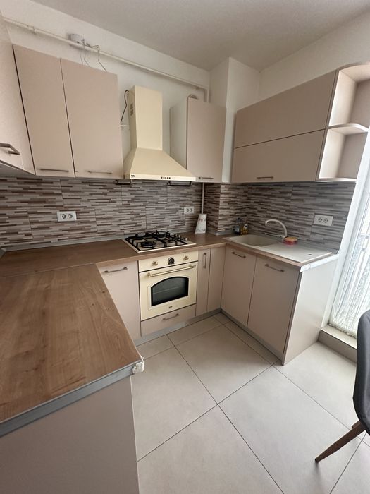 Inchiriez apartament 3 camere cu loc de parcare / Pacurari