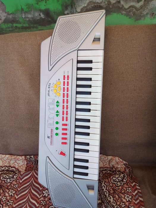 Детский музыкальный синтезатор