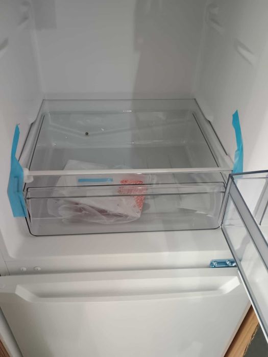 Чисто нов Хладилник с фризер с диспенсър за вода Muhler-Мюлер 180 см