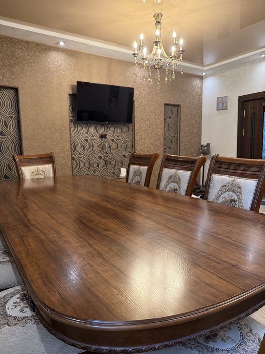 Мебель в гостинную, стол и стулья