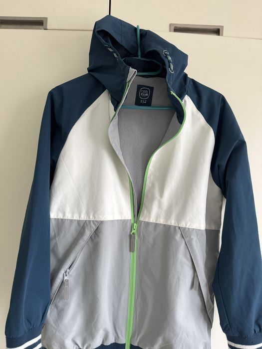 Продавам 2бр. момчешки якета 152 размер