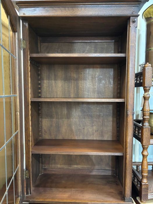 Стенна витрина-шкаф от дъб