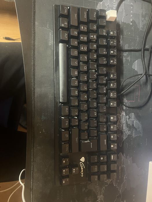 Vand tastatura genesys cu switchuri blue