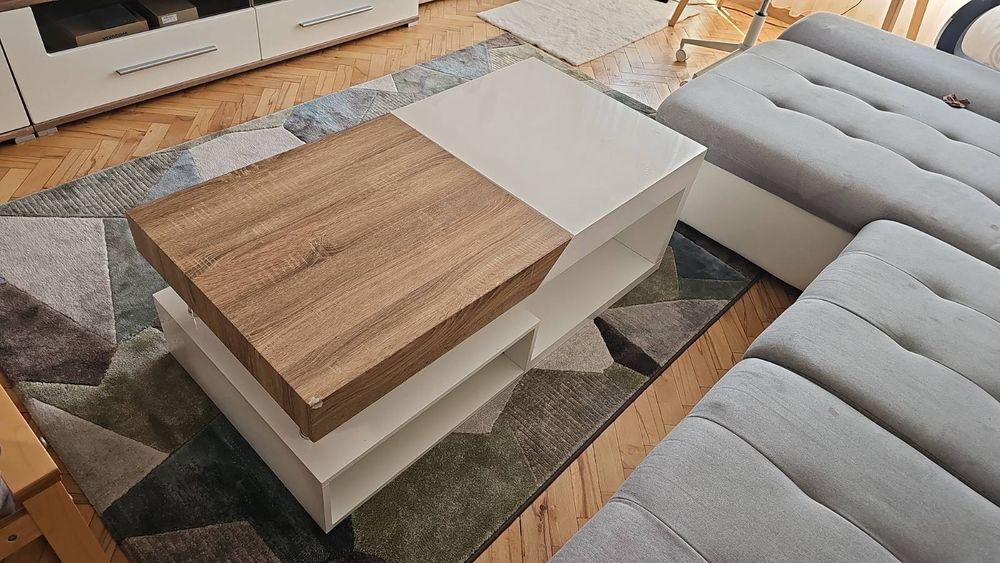 Холна маса. Има леки забележки. Одрасйване по ръба.