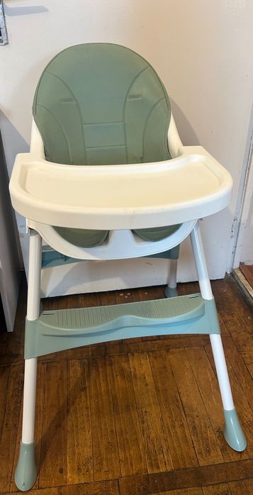 Scaun de masă pentru copii confortabil, stabil si ușor de curățat.
