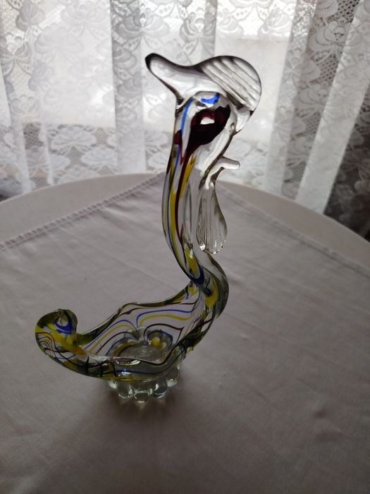 Стъклена фигурка от шарено стъкло.