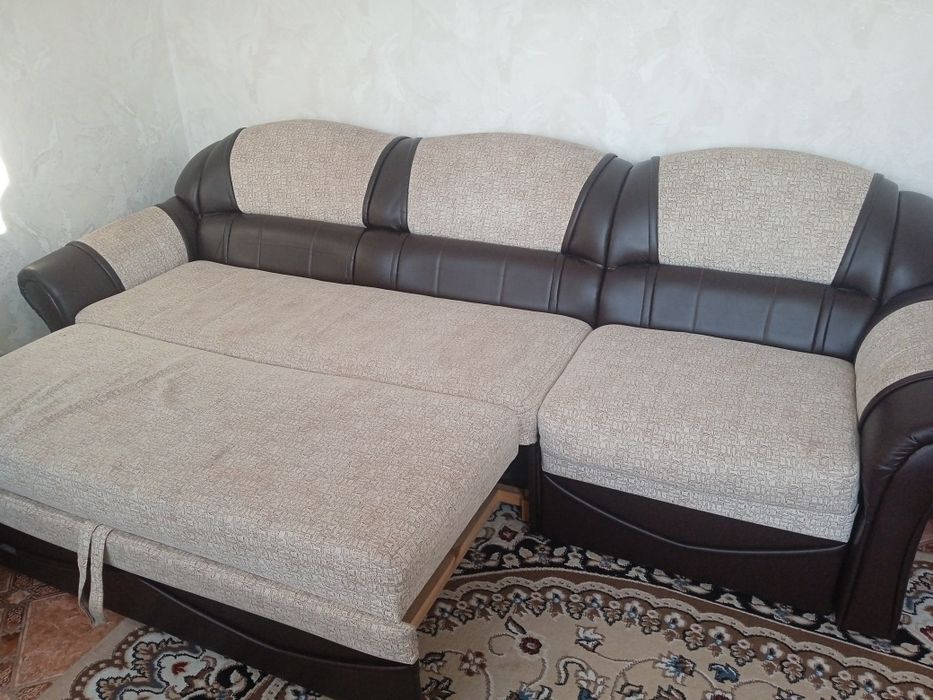 Продам диван состояние среднее