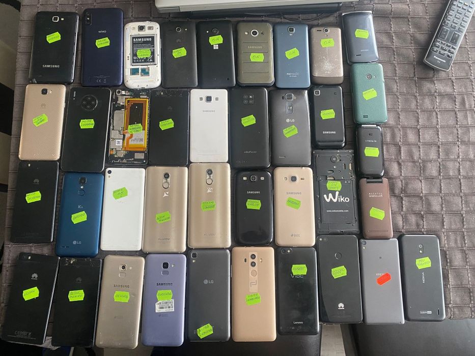 Vand 40 bucati telefoane