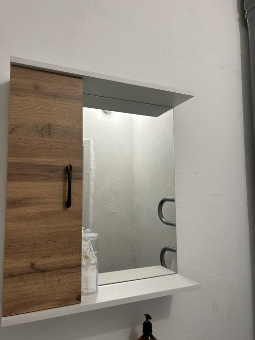 Шкаф зеркальный навесной