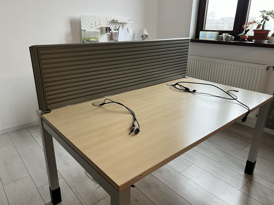 Birou office 140x80 cm cu parvan metalic si suport cabluri