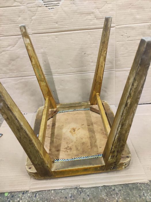 Продавам две стари табуретки: дървена и пластмасова