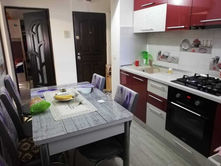 Inchiriez apartament cu 3 camere.