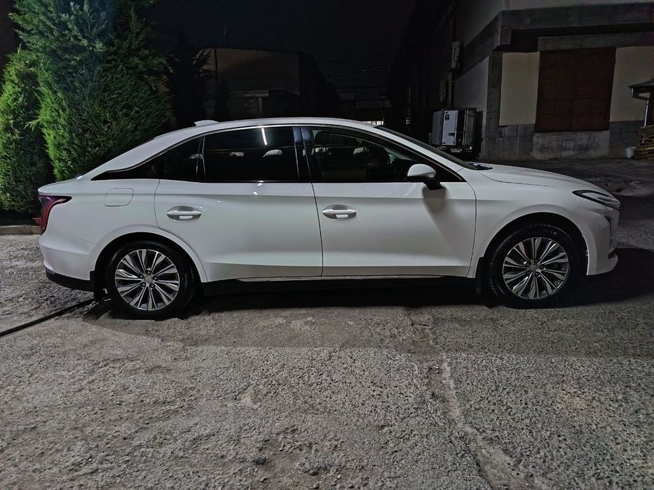 Продам,белая HONGQI E-QM5,