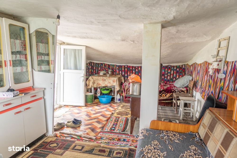 Casa din chirpici, bucatarie de vara si 1.34 ha de teren, Ardeoani