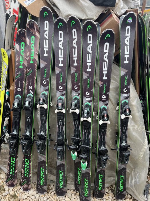 Vând schiuri si clăpari , căști si bețe ski Brasov • OLX.ro