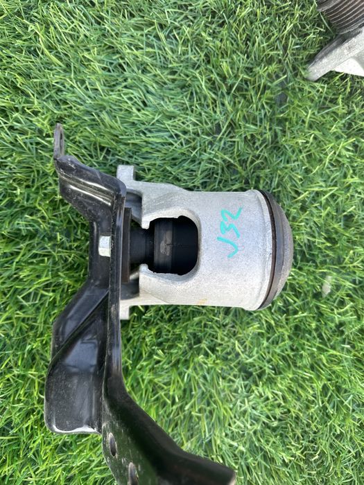 Подушки двигателя Nissan j 32