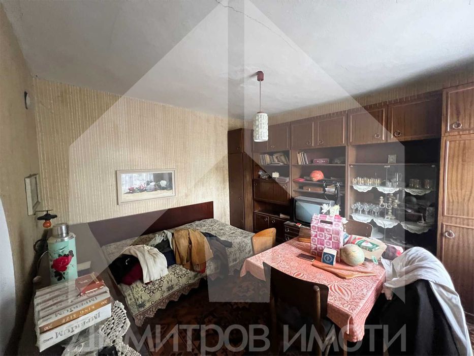 Продаваме самостоятелна тухлена къща в гр. Плиска с двор 1 дка и ГАРАЖ