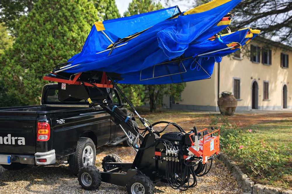 Utilaj autopropulsat 4x4 cu umbrelă colectoare recoltat alune nuci migdale