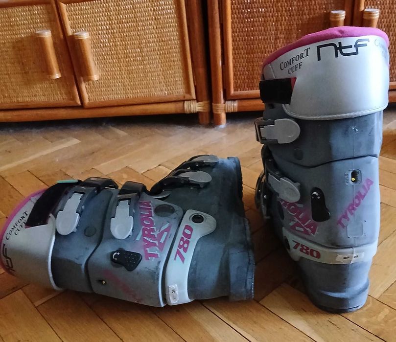 Продавам запазени малко използвани дамски ски обувки