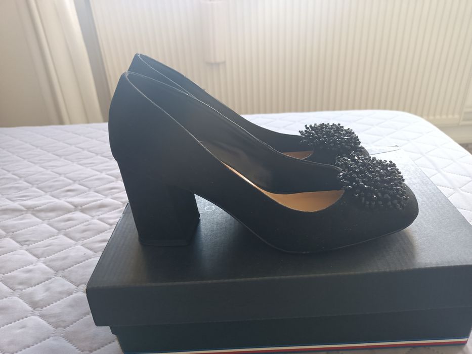 Pantofi Bata negri cu detaliu deosebit