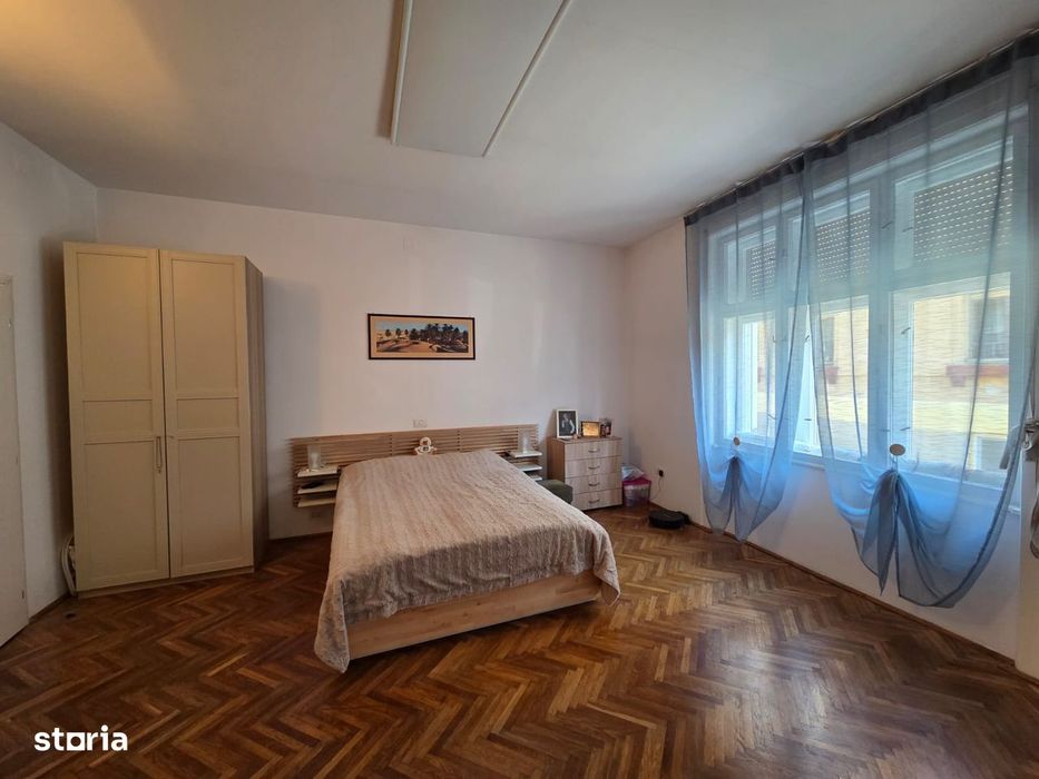 Vand apartament la casa,zona centrala