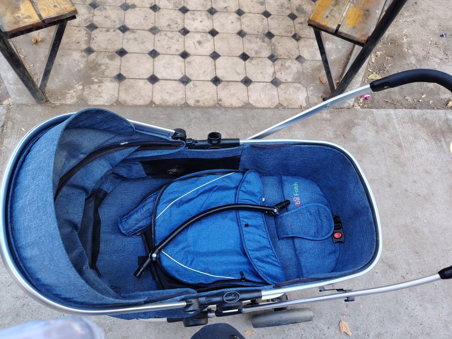 Коляска в хорошем состоянии. Удобная маленькая лекая.