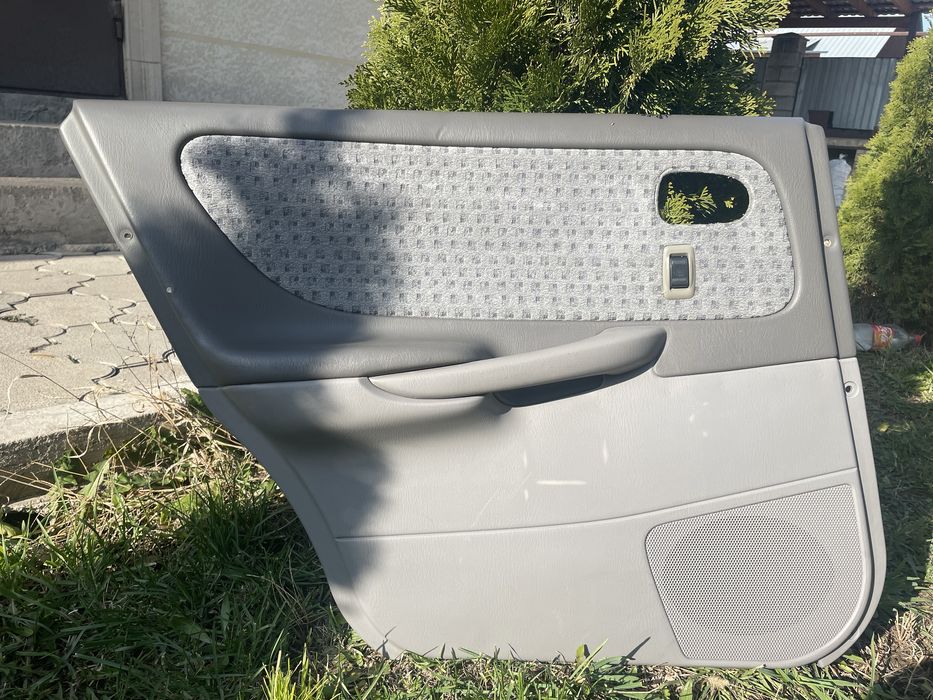 Продам дверные карты на мазду 626