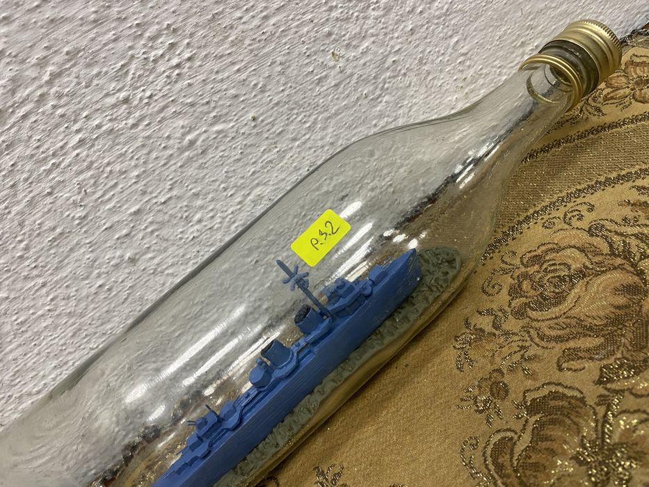 Военен кораб в бутилка