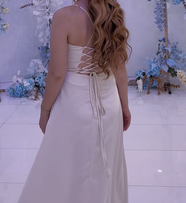 Бежевое вечернее платье