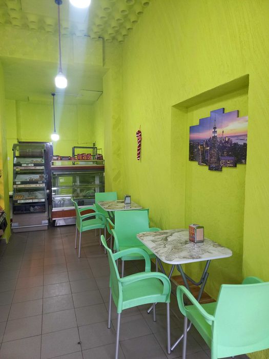 Продавам 3бр.маси и 12 стола